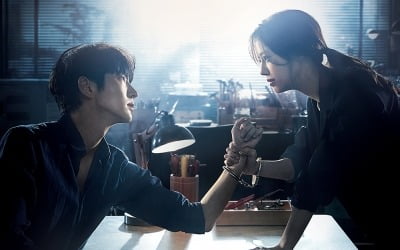 '악의 꽃' 문채원X이준기, 비주얼부터 美쳤다…수갑 찬 두 사람의 '팽팽 대치'