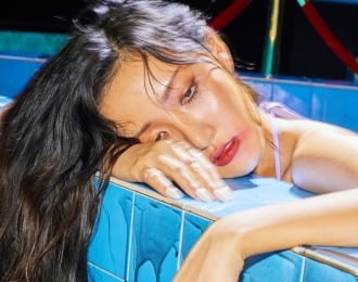 화사, 'Maria' 이미지 첫 공개…번진 화장+無초점 눈빛으로 심오한 분위기