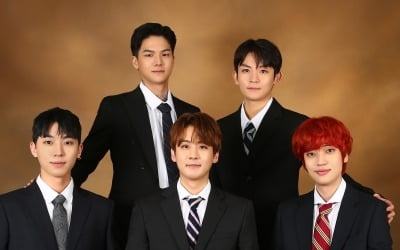 틴탑, 데뷔 10주년 프로젝트 돌입…가족 같은 단체 사진 공개