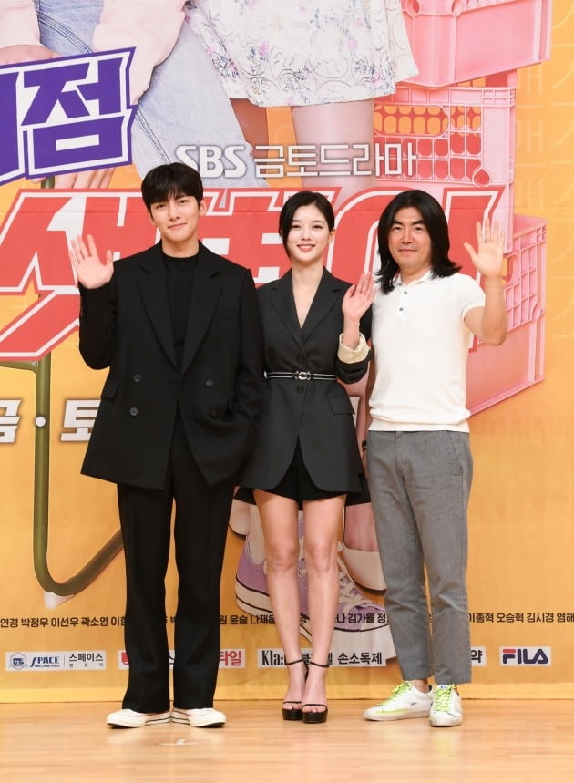 '편의점 샛별이' 배우 지창욱(왼쪽부터) 김유정, 이명우 감독/ 사진=SBS 제공