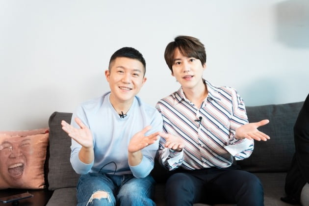 개그맨 조세호(왼쪽)와 그룹 슈퍼주니어의 규현이 19일 오후 온라인 생중계된 ‘집쿡라이브’ 제작발표회에 참석해 자세를 취하고 있다. /사진제공=올리브