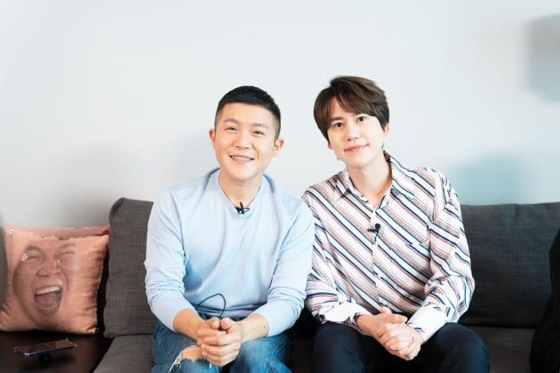 개그맨 조세호와 그룹 슈퍼주니어의 규현이 19일 오후 온라인 생중계된 ‘집쿡라이브’ 제작발표회에 참석해 자세를 취하고 있다. /사진제공=올리브