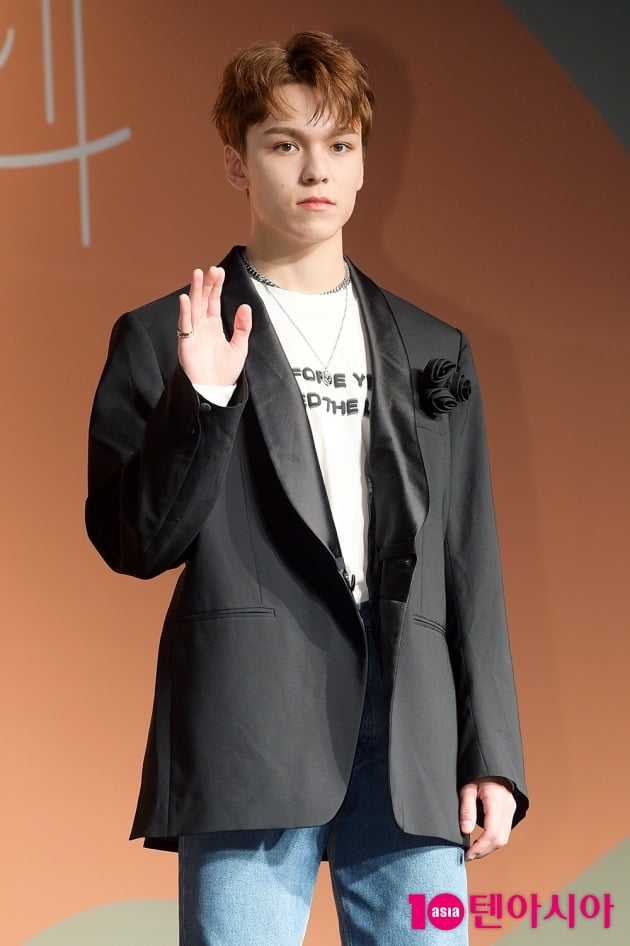 [TEN 포토] 세븐틴 버논 '설레는 컴백'