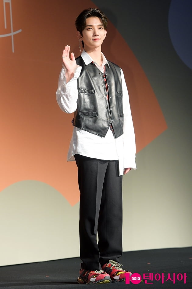 [TEN 포토] 세븐틴 조슈아 '귀공자의 인사'