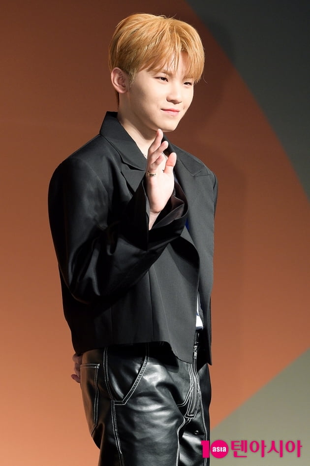 [TEN 포토] 세븐틴 우지 '6년차 아이돌의 여유있는 인사'