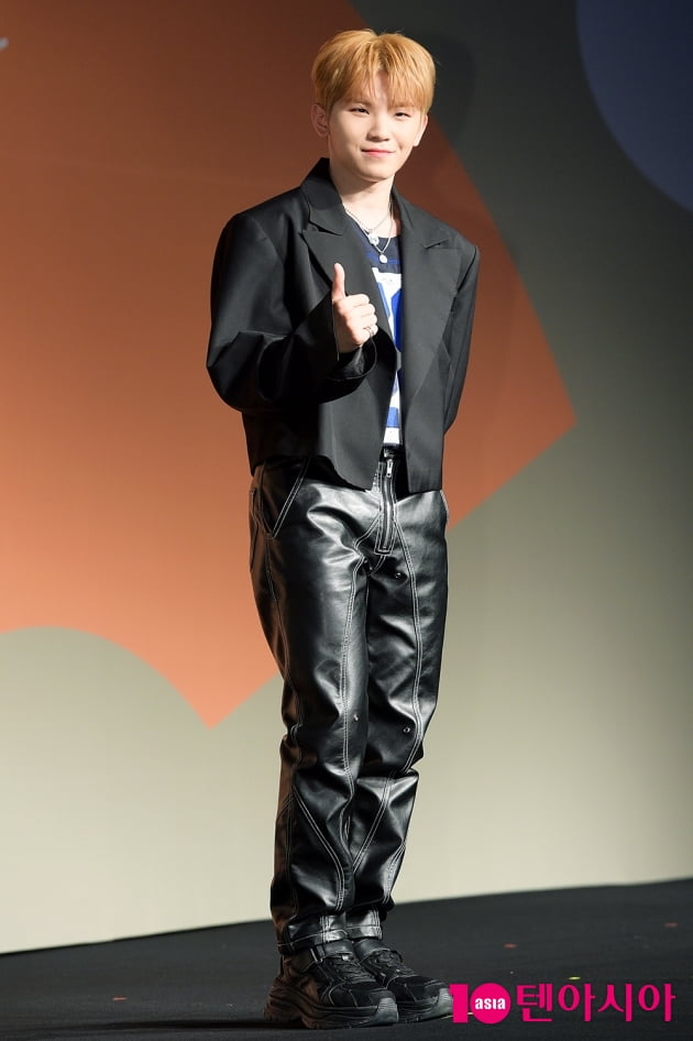 [TEN 포토] 세븐틴 우지 '멋쟁이의 올블랙 패션'