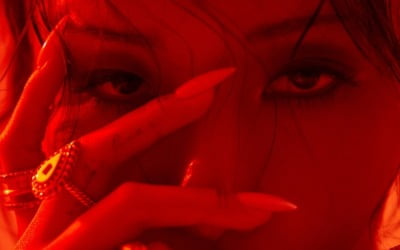 마마무 화사, 붉은 조명 아래 섹시한 눈빛