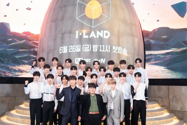'아이랜드' 프로듀서진과 참가자 23인/사진=Mnet 제공