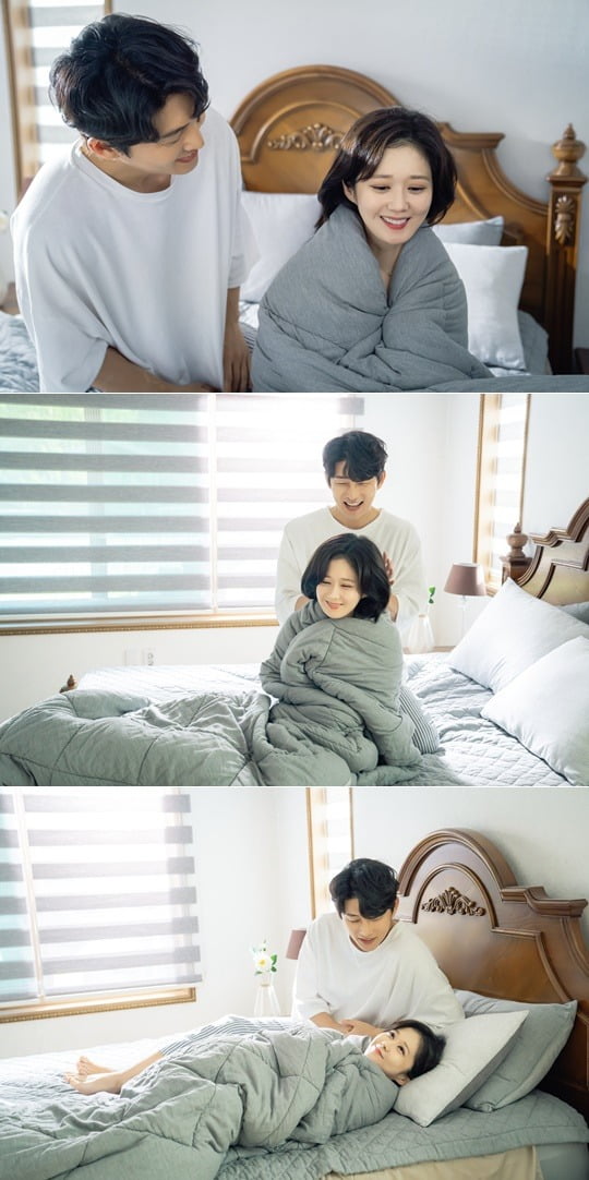'오마베' 장나라와 고준이 로맨틱한 모닝 베드신을 선보인다. / 사진제공=tvN