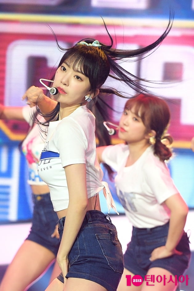 [TEN 포토] 아이즈원 미야와키 사쿠라 '격한 안무도 침착하게'