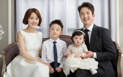 정준호♥이하정, 딸 첫돌 맞이 가족사진…훈훈+단란 패밀리