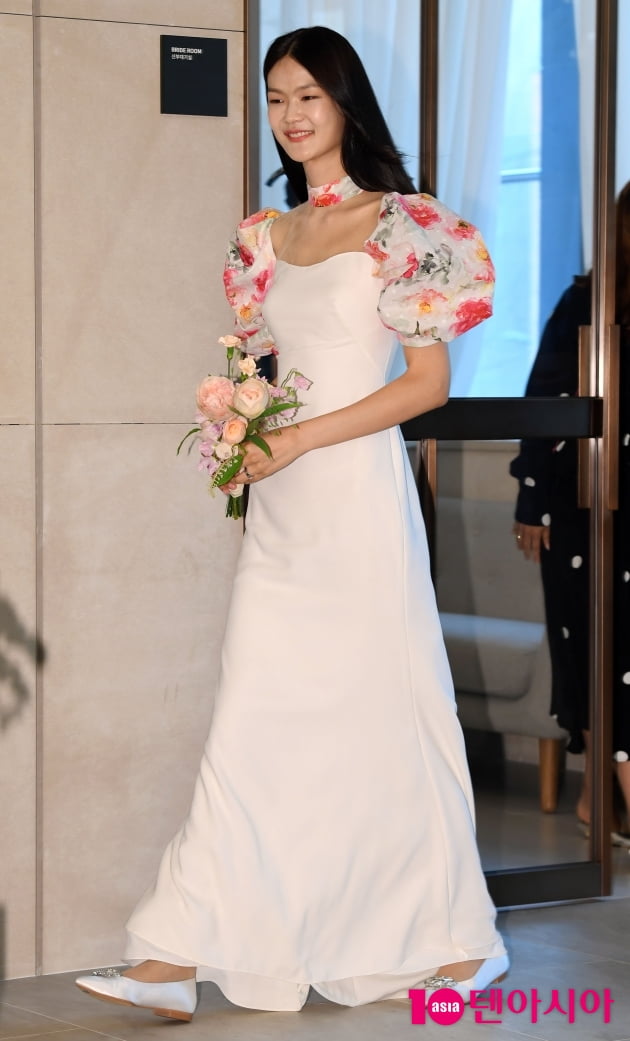 [TEN 포토] 전수민 '예비남편 김경진을 배려한 단화'