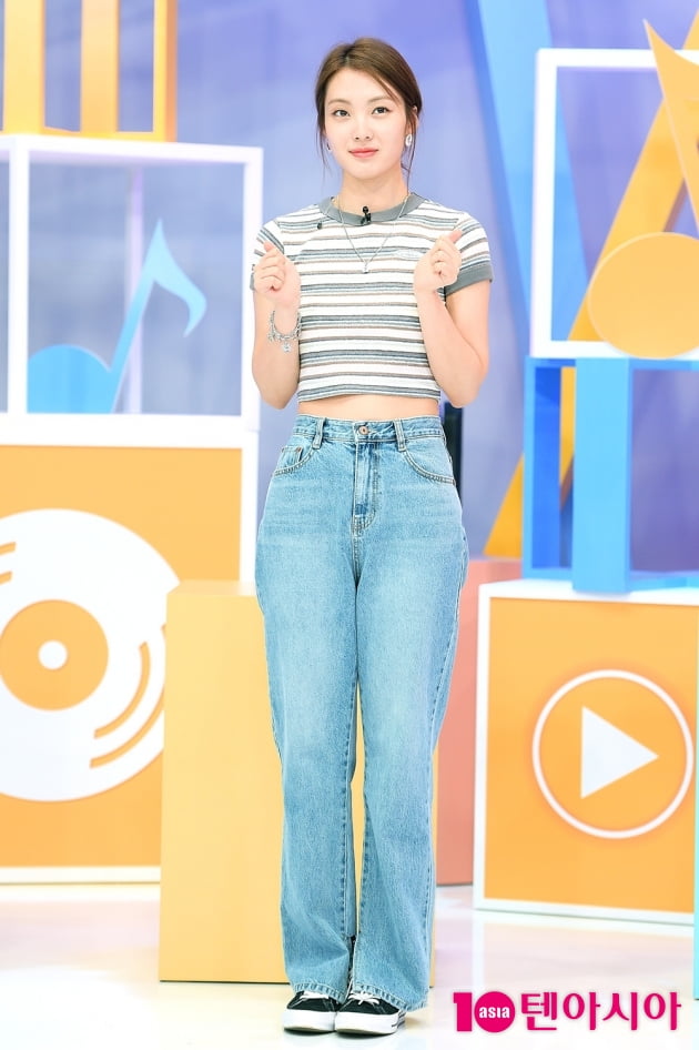 [TEN 포토] 위키미키 루시 '개미허리 드러낸 패션'