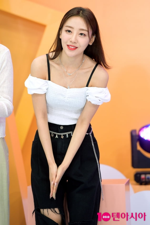 [TEN 포토] 이달의소녀 이브 '가녀린 어깨 드러낸 패션'