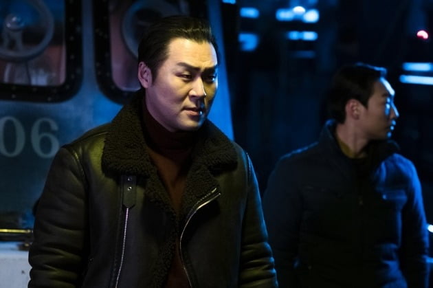 OCN 드라마 '번외수사'에서 한때는 서울 강북권을 주름잡던 암흑가 전설의 주먹이었으나, 과거를 청산하고 작은 칵테일바 '레드 존'을 운영하는 테디 정 역으로 열연한 배우 윤경호. /사진제공=매니지먼트 구