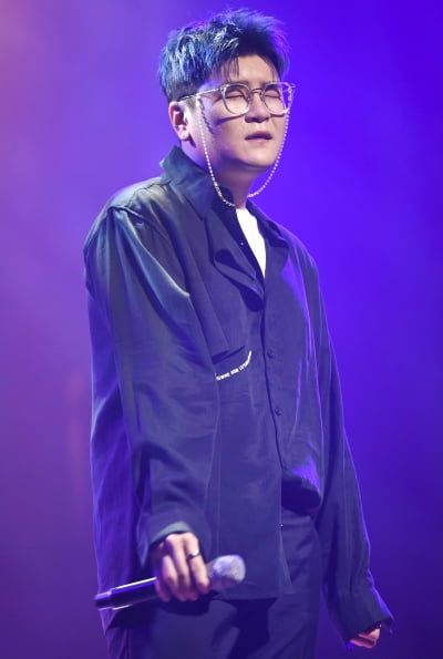 [TEN 포토] 신용재 '생각에 잠겨'(디어 쇼케이스)