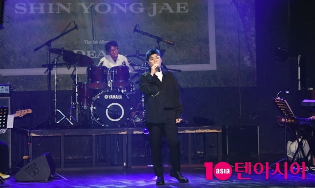 [TEN 포토] 신용재 '소름돋는 가창력'(디어 쇼케이스)