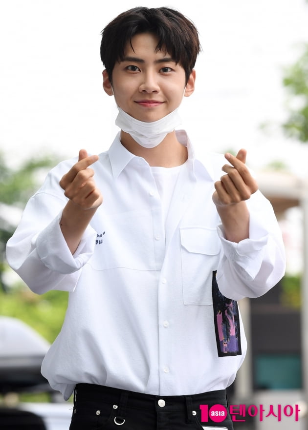 [TEN 포토] 이진혁 '더위 날리는 하트'