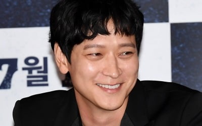 [TEN 포토] '반도' 강동원 '멋진 미소'