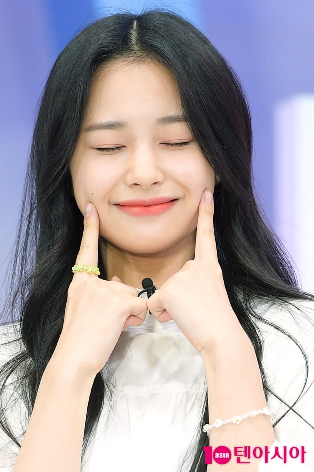 [TEN 포토] 위클리 지한, '눈 감아도 귀엽다!'