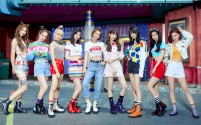 JYP 日 걸그룹 니쥬, 파죽지세 인기…전 세계 107개 차트 석권