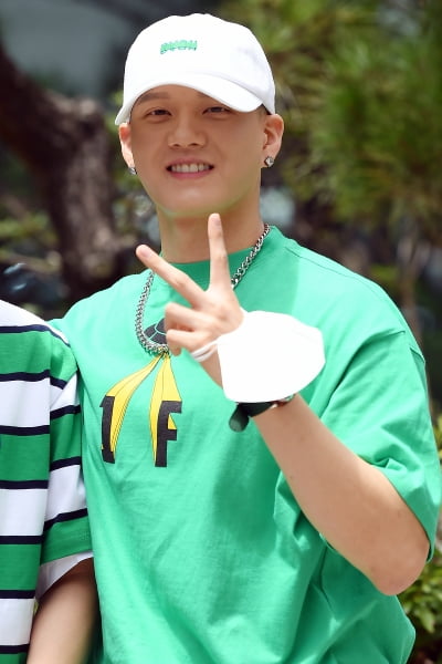 [TEN 포토] 비투비 프니엘 '싱글 벙글'