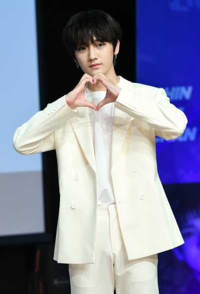 [TEN 포토] 원더나인 박성원 '미소년 벗고 차도남'