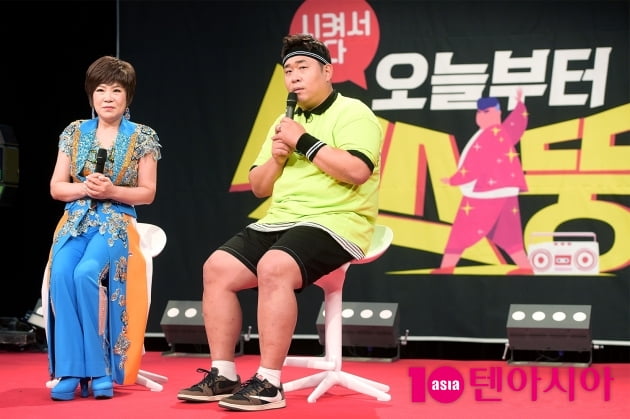 [TEN 포토] 김연자X문세윤 '오늘부터 댄스뚱, 시작합니다'
