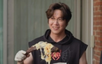 '온앤오프' 성시경, 밥굽남과 브로맨스? 역대급 고기 먹방