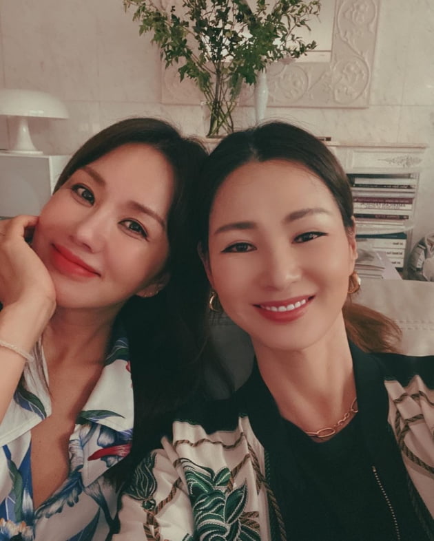 배우 엄정화(왼쪽), 모델 이소라/ 사진=인스타그램