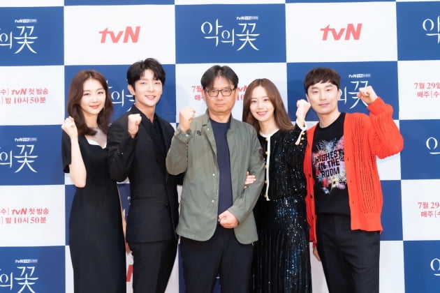 '악의꽃' 배우 장희진(왼쪽부터), 이준기, 김철규 감독, 문채원, 서현우/ 사진=tvN 제공