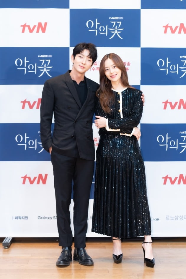 '악의꽃' 배우 이준기, 문채원/ 사진=tvN 제공