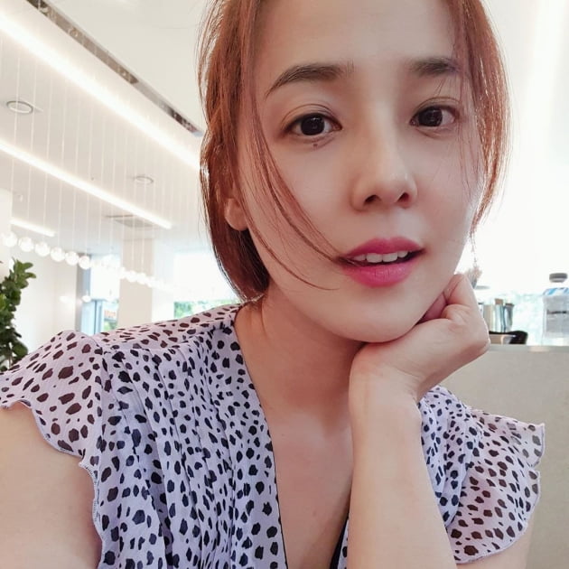 "턱 괴고 예쁜 척"…유진X로희·로린 자매, 모전여전 '요정 미모'