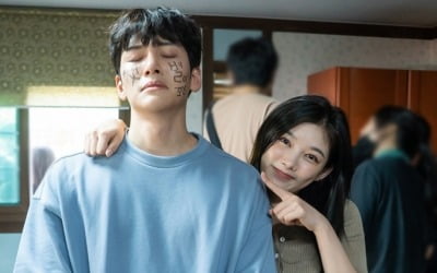 '편의점 샛별이' 김유정, 지창욱 얼굴에 낙서…쉬는 시간에도 알콩달콩