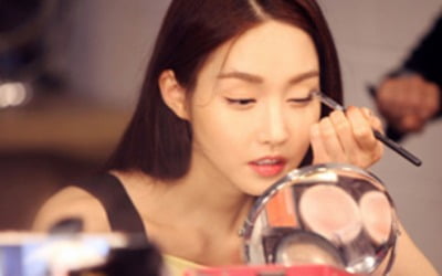 '미스코리아' 김유미, 이게 직접한 메이크업이라고?…화보 비하인드컷 '눈길'