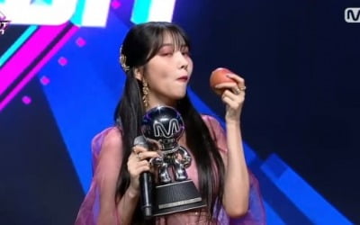 '엠카' 여자친구, 'Apple' 1위…독사과 퍼포먼스