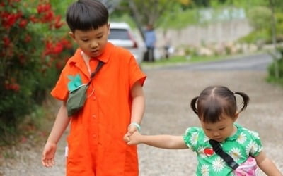 '슈돌' 도경완 딸 하영, 깜찍한 산책룩…여름 패션 '심쿵'