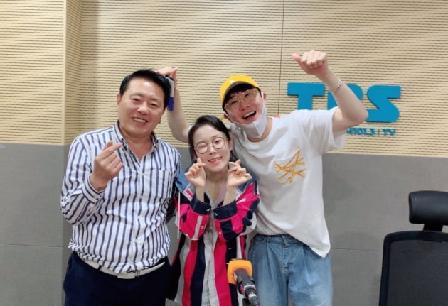 '허리케인라디오' DJ 최일구(왼쪽부터), 방송인 박슬기, 가수 영탁/ 사진=tbs 제공
