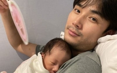 '생후 15일 된 딸' 품에 안은 김경록 "갈수록 내 피부색으로…미안"