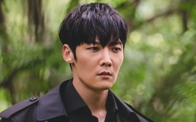 최진혁, '좀비탐정' 첫 스틸컷 공개…'좀므파탈' 탄생