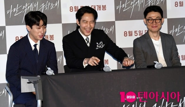 배우 박정민(왼쪽부터), 이정재, 홍원찬 감독이 28일 오후 서울 한강로동 CGV용산아이파크몰에서 열린 영화 '다만 악에서 구하소서' 언론시사회에 참석했다. / 사진=조준원 기자 wizard333@
