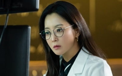 '앨리스' 김희선, 당찬 여성과학자 변신…이지적 매력+눈부신 미모