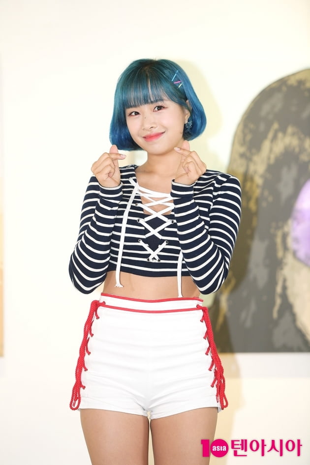 [TEN 포토] 에이프릴 채원, '하트로 심장 저격'