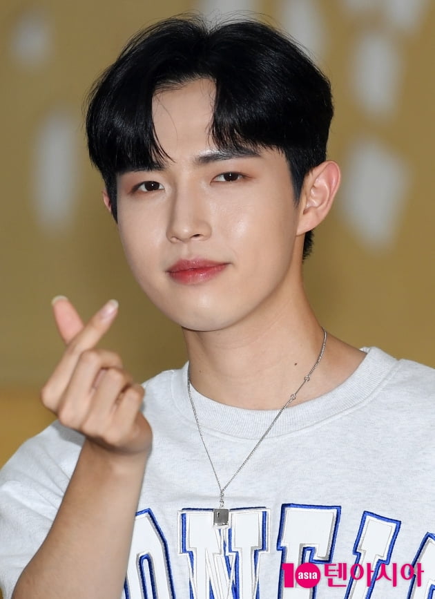 [TEN 포토] 김재환 '하트 하나로 팬들 심쿵'