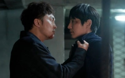 '악의 꽃' 이준기 vs 서현우, 지하실서 엎치락뒤치락 몸싸움 '팽팽'