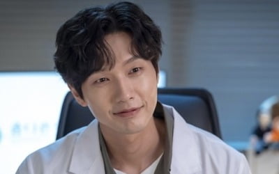 '연애는 귀찮지만' 지현우, 의사로 변신…다정 끝판왕