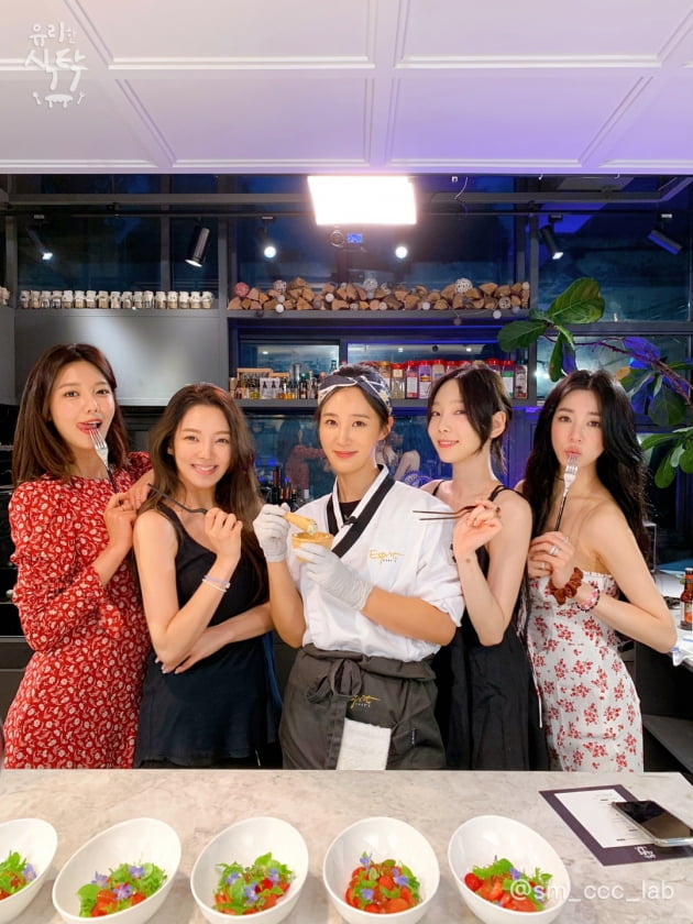 '유리한 식탁'에 출연한 소녀시대/ 사진=SM C&C 제공