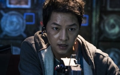 '승리호' 송중기, 돈 되는 일에 물불 안 가리는 이유