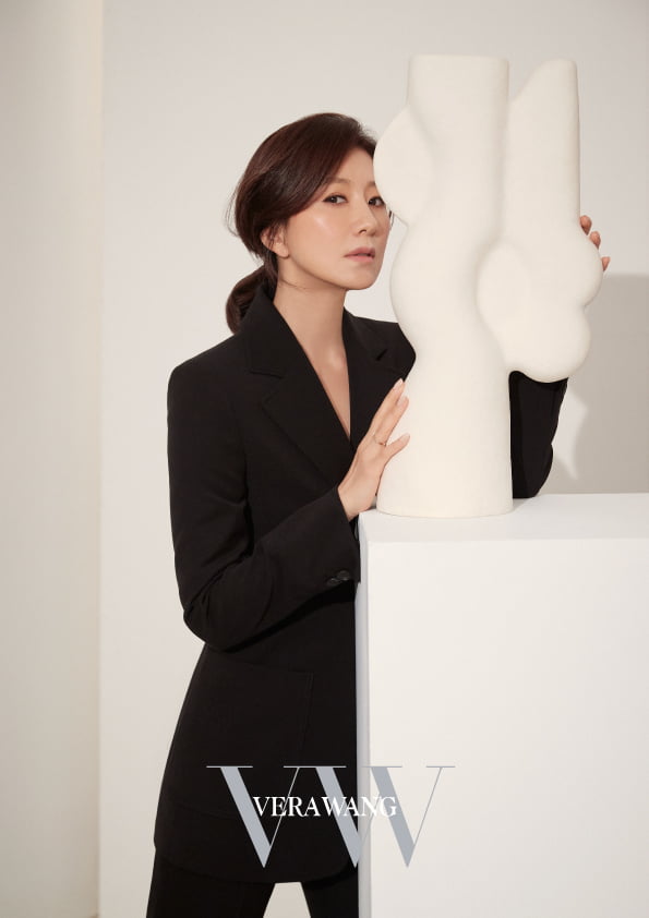 김희애 화보, 클라스가 다른 우아함