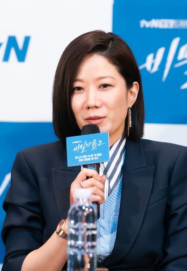 '비밀의 숲2'에서 전혜진은 여성 최초 경찰청 정보 부장 최빛을 연기한다. /사진제공=tvN